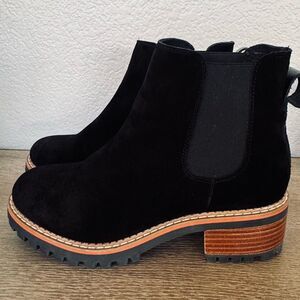 NWT Bertuchi Black Suede Leather Ankle Boots 9
